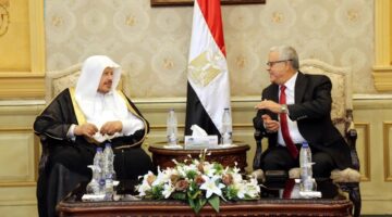 يجري مباحثات ولقاءات.. رئيس مجلس الشورى يصل مصر في زيارة رسمية