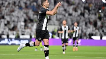 إصابة قوية لـ عبدالرزاق حمدالله في مباراة الاتحاد والشباب