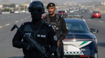 سجن وغرامات وتشهير.. معاقبة 12 شخصا لنقلهم 35 مخالفا لنظام الحج