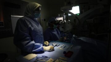 37 دقيقة تنقذ بصر حاجة تركية من العمى في مدينة الملك عبدالله الطبية