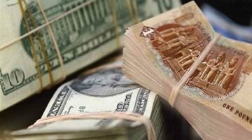 سعر الدولار ينخفض في 7 بنوك