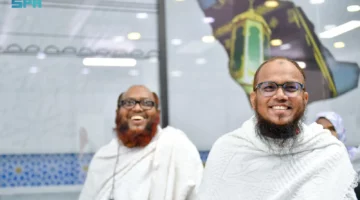 بعد 22 عامًا قضياها في السعودية.. طريق مكة تجمع رفيقي الدرب في مطار دكا