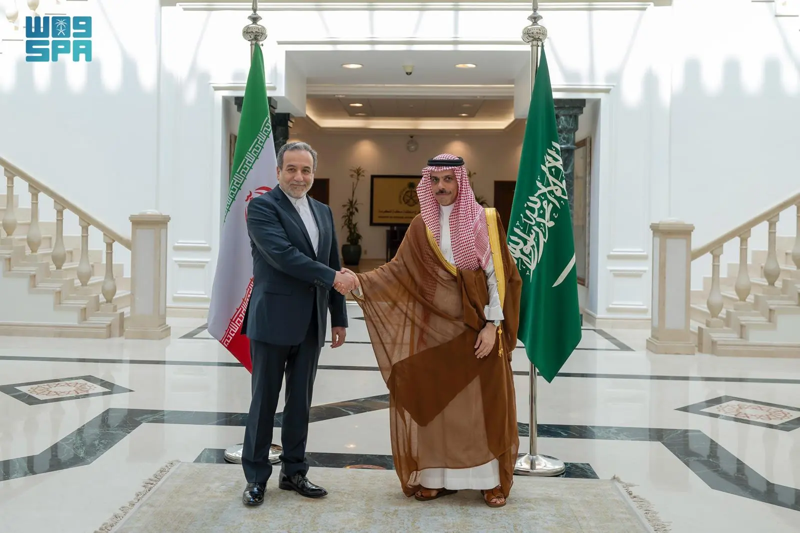 فيصل بن فرحان يستقبل وزير الخارجية الإيراني