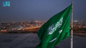 علم المملكة يزيّن أطول سارية بالرياض: رمز وطني ومعلم سياحي يجذب الزوار