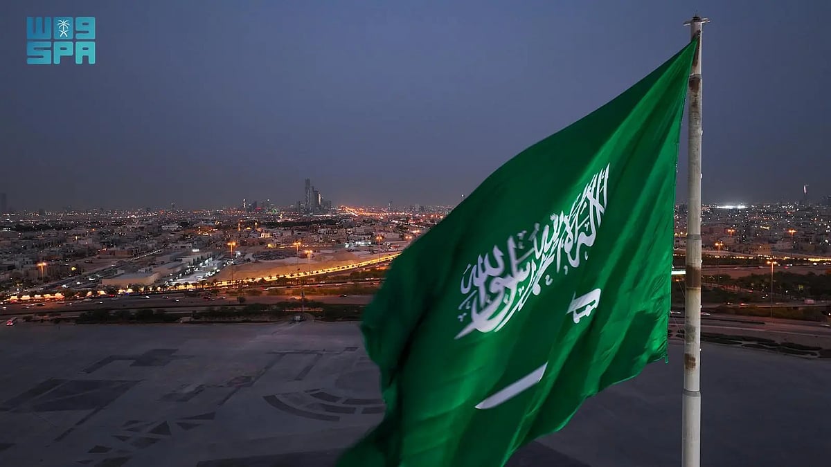 علم المملكة يزيّن أطول سارية بالرياض: رمز وطني ومعلم سياحي يجذب الزوار