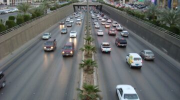 300 ريال غرامة عدم ترك مسافة آمنة بين المركبات أثناء القيادة
