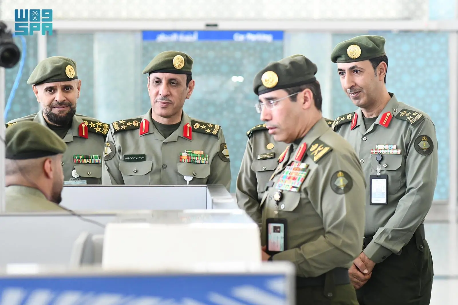 الكلمة المفتاحية المستهدفة: اللواء المربع
إليك عنوان خبري بأسلوب صحفي جذاب ومناسب لأخباري جوجل:
اللواء المربع يتفقد خدمات ضيوف الرحمن بصالات جوازات مطار الأمير محمد