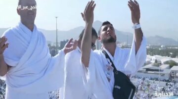 حجاج بيت الله الحرام يتضرعون على جبل الرحمة في مشهد مؤثر.. فيديو