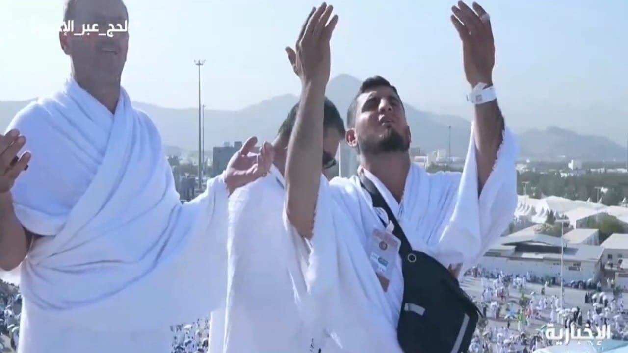 حجاج بيت الله الحرام يتضرعون على جبل الرحمة في مشهد مؤثر.. فيديو