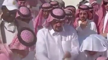 الأمير عبدالعزيز بن فهد يودع جدته هيا العساف في لحظات مؤثرة – فيديو متداول