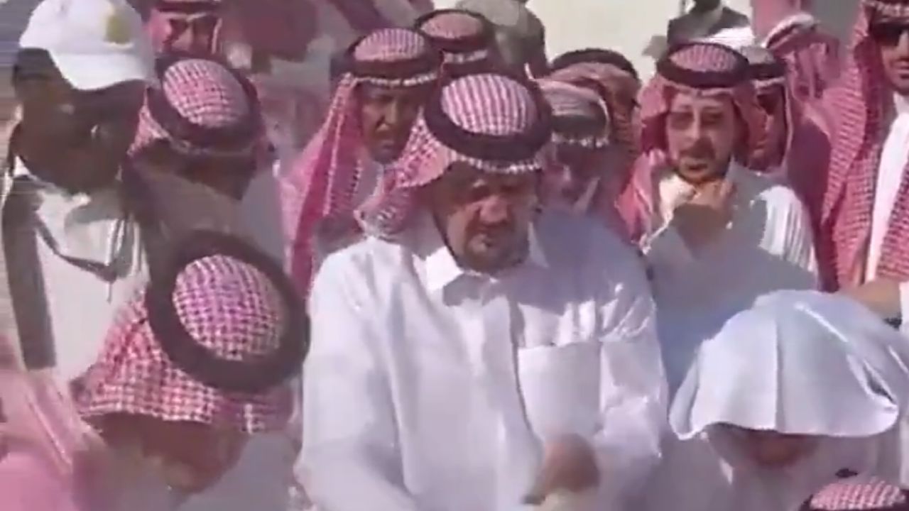 الأمير عبدالعزيز بن فهد يودع جدته هيا العساف في لحظات مؤثرة – فيديو متداول