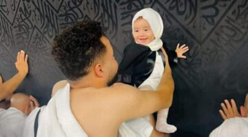 صورة مؤثرة لطفلة رضيعة تلمس الكعبة الشريفة وتبتسم لوالدها تثير إعجاب رواد التواصل