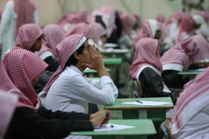 التعليم تدرس العودة لنظام الفصلين الدراسيين: تفاصيل جديدة تهم الطلاب وأولياء الأمور