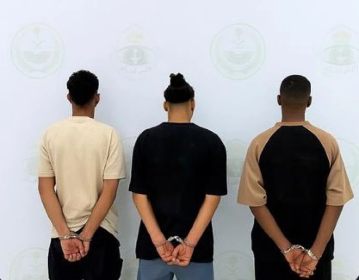 القبض على 3 مواطنين في الرياض بعد سرقة سيارة من سائقها تحت تهديد السلاح