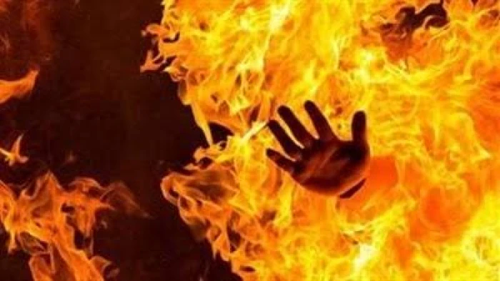 مصري يسكب البنزين على زوجة عمه ويشعل فيها النار بسبب خلاف صادم