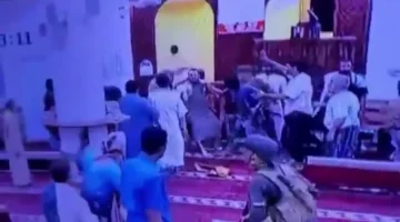اقتحام مسلحين ملثمين لمسجد في عدن واختطاف الإمام وسط ذهول المصلين (فيديو)