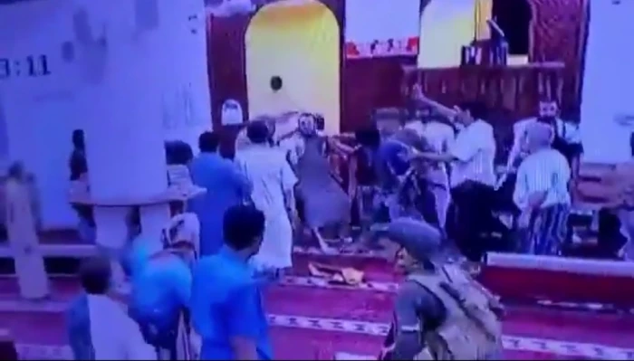 اقتحام مسلحين ملثمين لمسجد في عدن واختطاف الإمام وسط ذهول المصلين (فيديو)