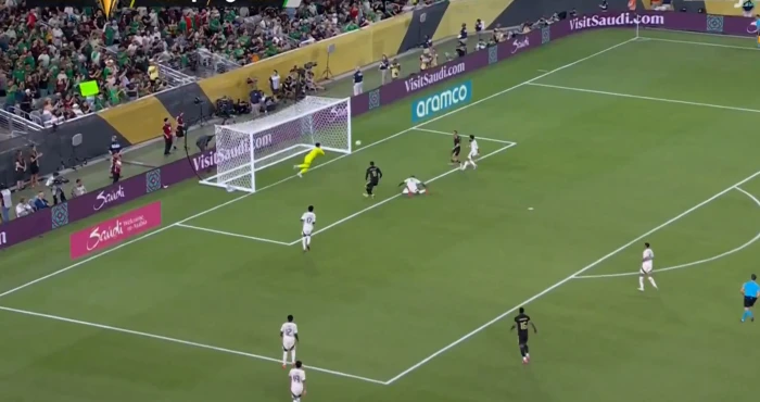 المكسيك تتأهل لنصف نهائي الكأس الذهبية بعد الفوز على السعودية 2-0 بالفيديو