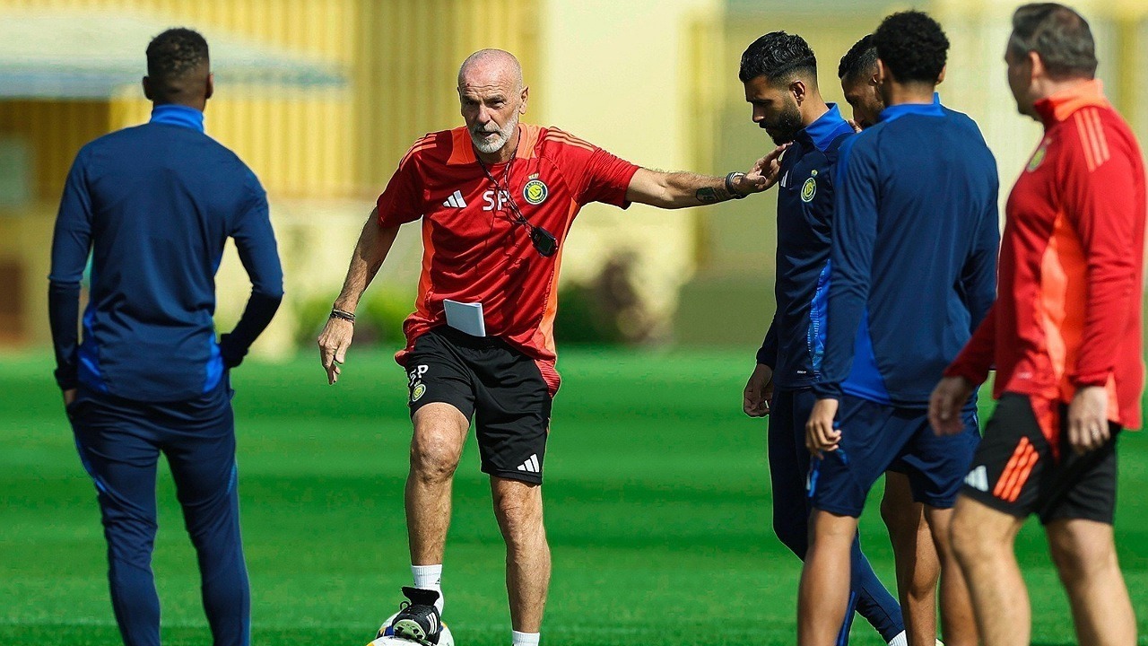 فيورنتينا يبدأ مفاوضات رسمية مع مدرب النصر لتولي القيادة الفنية