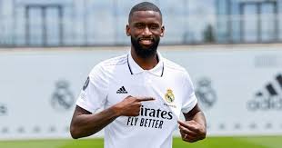 مدافع ريال مدريد يثير الجدل بالظهور مع المدير الرياضي لنادي النصر