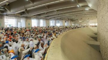 ضيوف الرحمن يرمون الجمرات الثلاث في مشعر منى بأول أيام التشريق