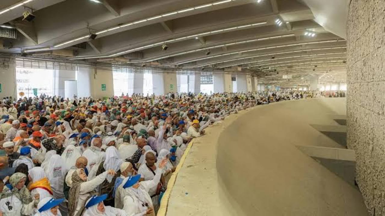 ضيوف الرحمن يرمون الجمرات الثلاث في مشعر منى بأول أيام التشريق