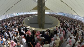 حجاج بيت الله الحرام يؤدون رمي الجمرات الثلاث في أول أيام التشريق