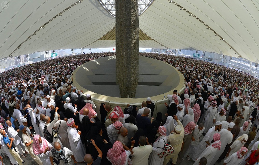 رمي الجمرات الثلاث: حجاج بيت الله الحرام يؤدون أول مناسك أيام التشريق