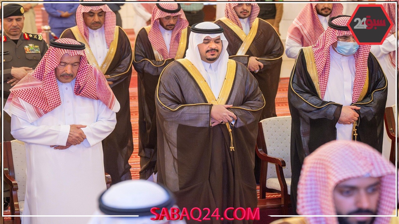 نائب أمير الرياض يؤدي صلاة الميت على الأمير فيصل بن خالد بن سعود – تفاصيل وصور