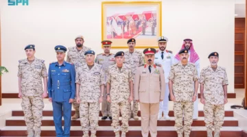 التحالف الإسلامي يبحث تعزيز التعاون العسكري مع رئيس الأركان البحريني في المنامة