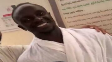 ساديو ماني يؤدي مناسك الحج في مكة المكرمة – شاهد الفيديو الكامل