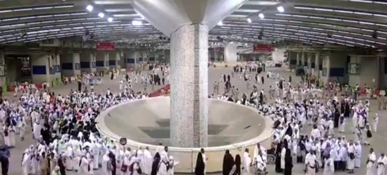ضيوف الرحمن يبدؤون رمي جمرة العقبة الكبرى في منشأة الجمرات – فيديو مؤثر