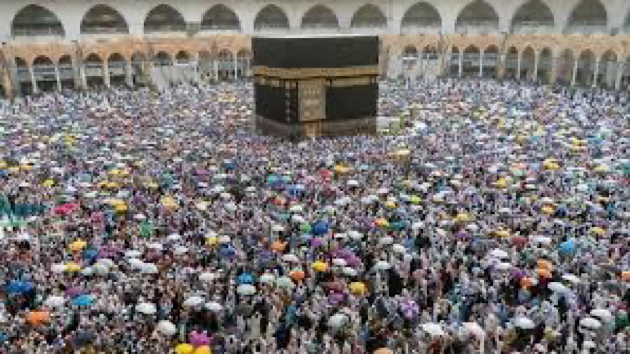 الحجاج يودعون بيت الله بعد إتمام المناسك بقلوب خاشعة ودعاء مستمر