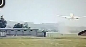 الطيار يكشف تفاصيل سقوط الطائرة الهندية: لم تصطدم بشيء والانفجار وقع بعد الحادث