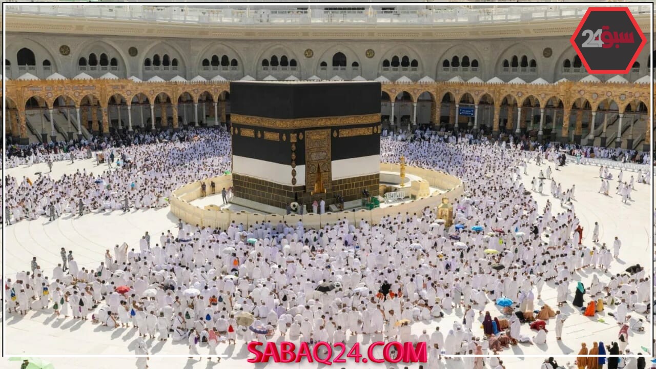 تغيير كسوة الكعبة المشرفة: شاهد بالفيديو لحظة استبدال غطاء الكعبة القديم