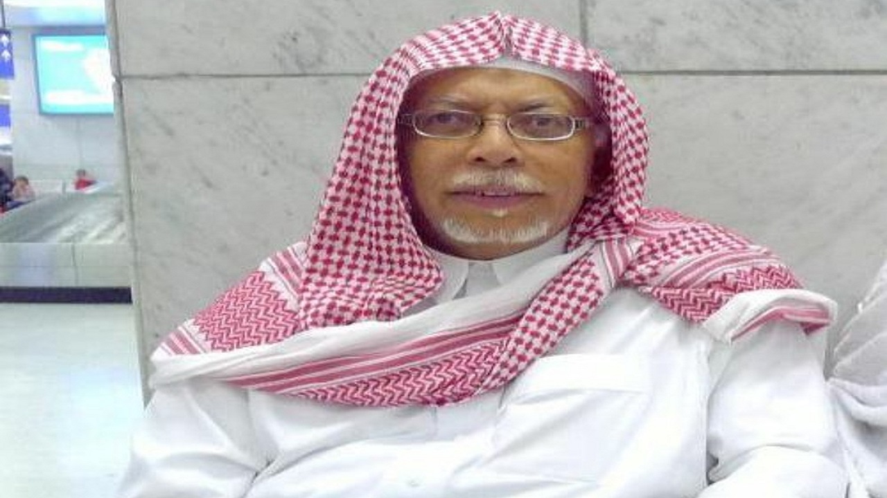 مؤذن الحرم المكي الشيخ علي ملا يؤدي تكبيرات عيد الأضحى في منزله بفيديو مؤثر