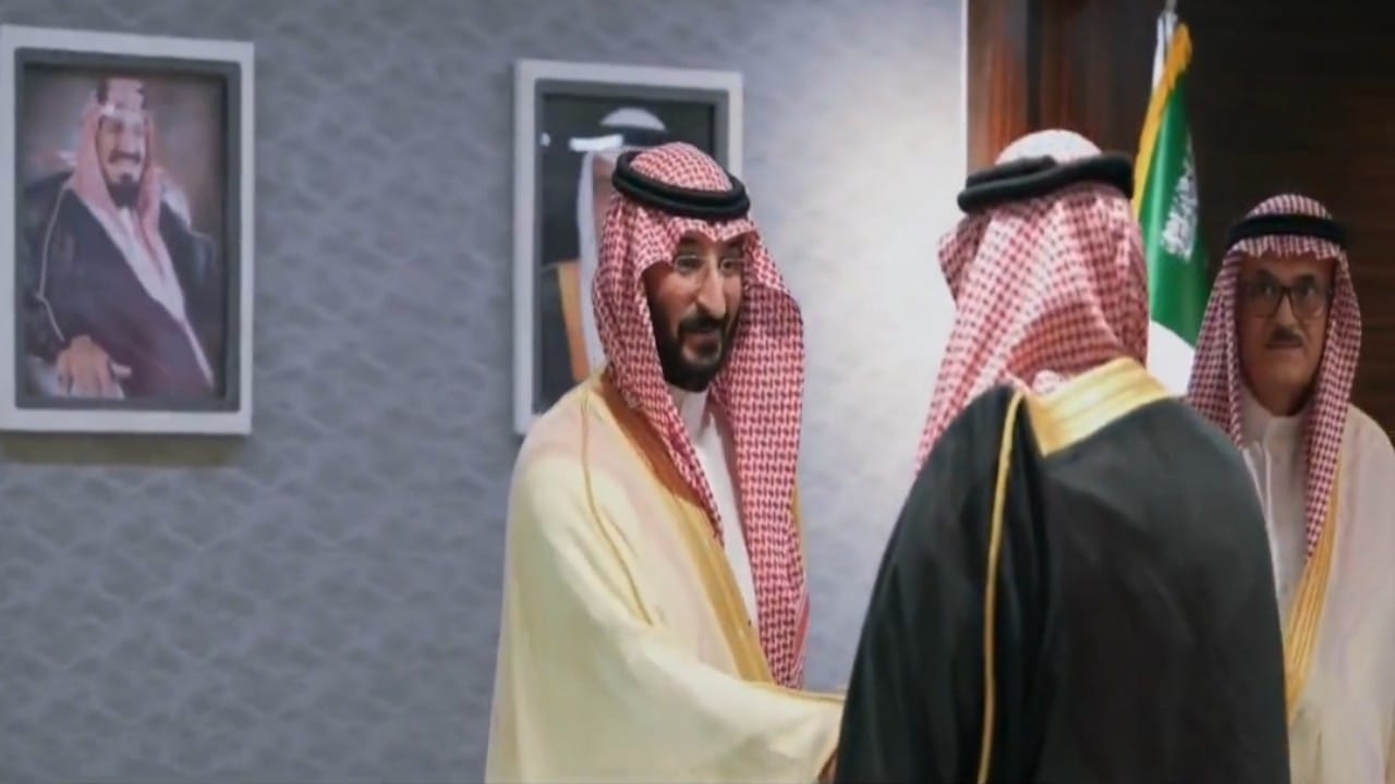 وزير الحرس الوطني يستقبل كبار مسؤولي الوزارة في لقاء رسمي.. فيديو يوثق الحدث
