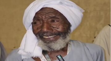 حاج سوداني ثمانيني يحمل كفنه إلى مكة ويأمل الموت في الحرم