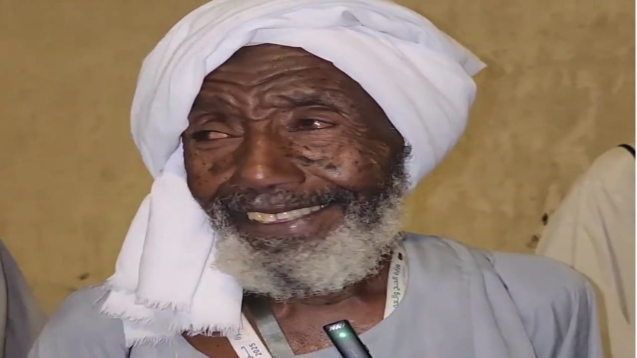 حاج سوداني ثمانيني يحمل كفنه إلى مكة ويأمل الموت في الحرم