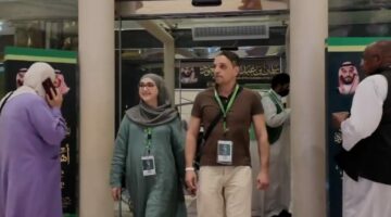 بوسنية تُفاجأ بقبولها في برنامج ضيوف خادم الحرمين قبل السفر – فيديو مؤثر