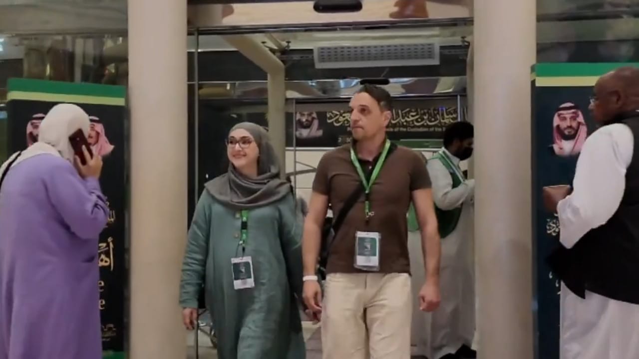 بوسنية تُفاجأ بقبولها في برنامج ضيوف خادم الحرمين قبل السفر – فيديو مؤثر