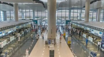 مطار الملك خالد الدولي يحث المسافرين على متابعة تحديثات الرحلات بعد التطورات الإقليمية