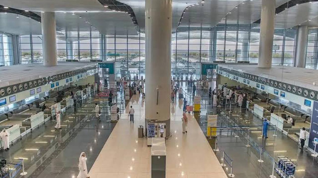 مطار الملك خالد الدولي يحث المسافرين على متابعة تحديثات الرحلات بعد التطورات الإقليمية