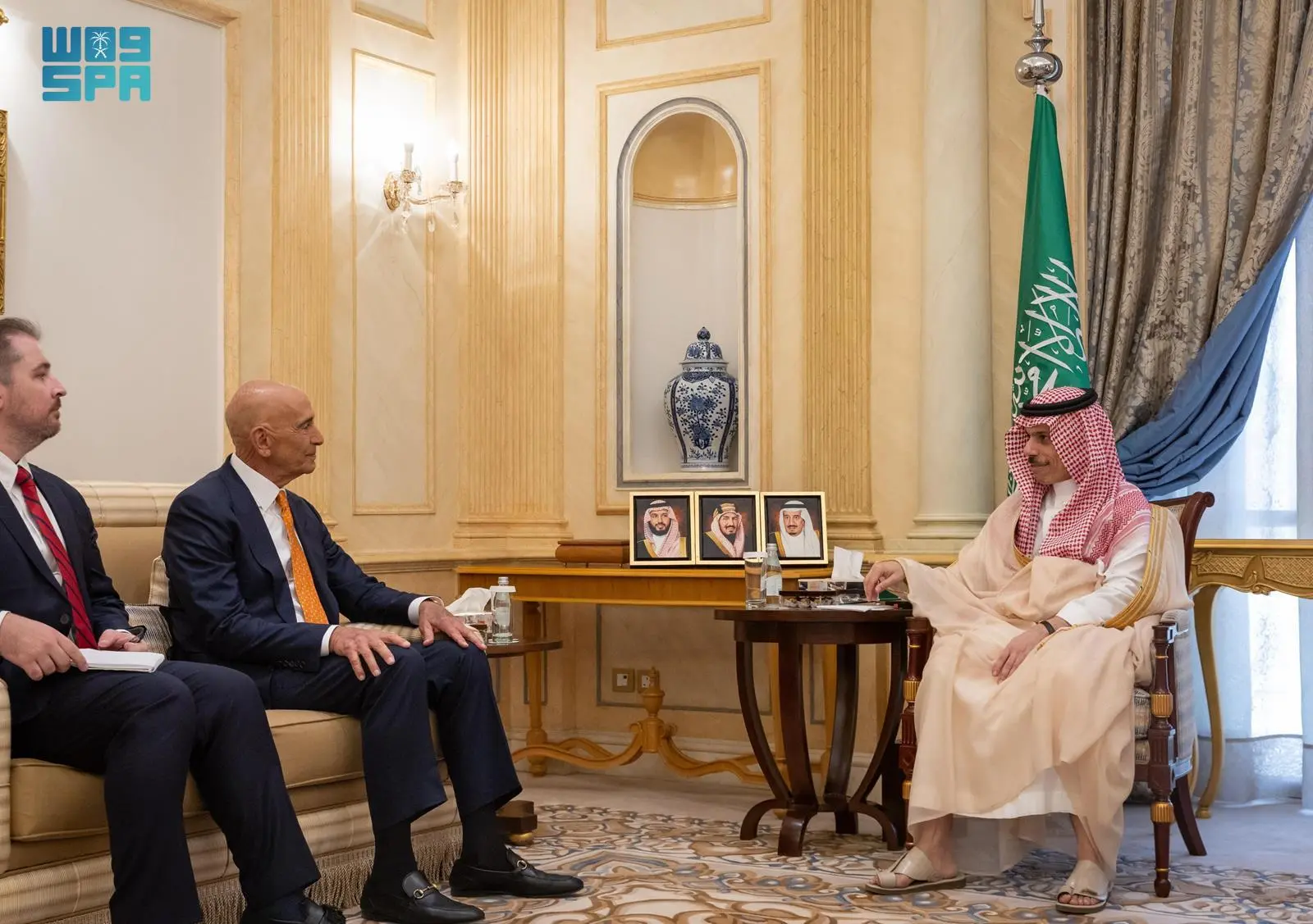 فيصل بن فرحان يستقبل المبعوث الأمريكي إلى سوريا لبحث التطورات الجديدة
