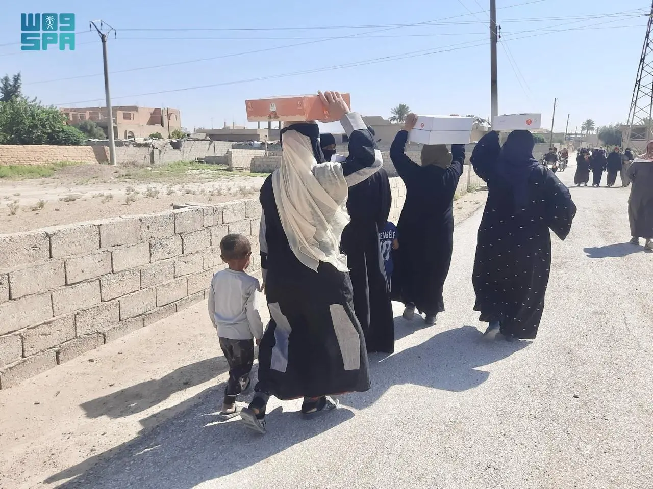 مركز الملك سلمان للإغاثة يوزع 3,489 كرتون تمر في دير الزور السورية