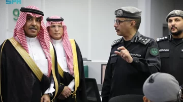 وزير الإعلام يزور مركز العمليات الأمنية الموحدة 911 بمكة المكرمة لتعزيز التعاون