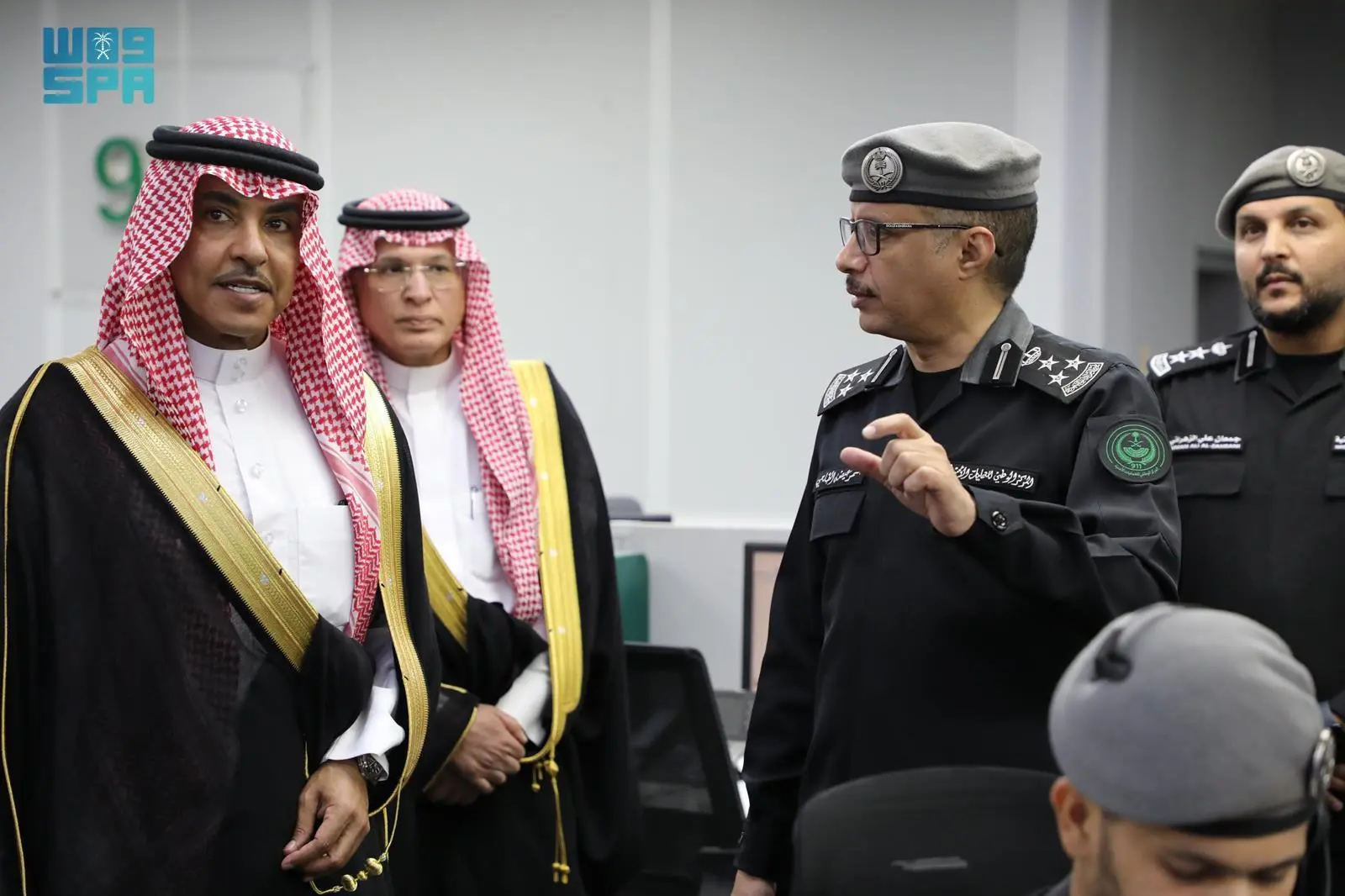 وزير الإعلام يزور مركز العمليات الأمنية الموحدة 911 بمكة المكرمة لتعزيز التعاون