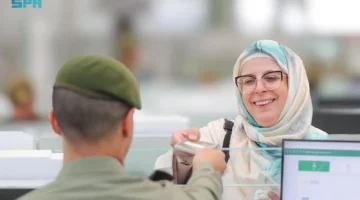 الجوازات تسهّل مغادرة أولى رحلات ضيوف الرحمن عبر مطار الملك عبدالعزيز