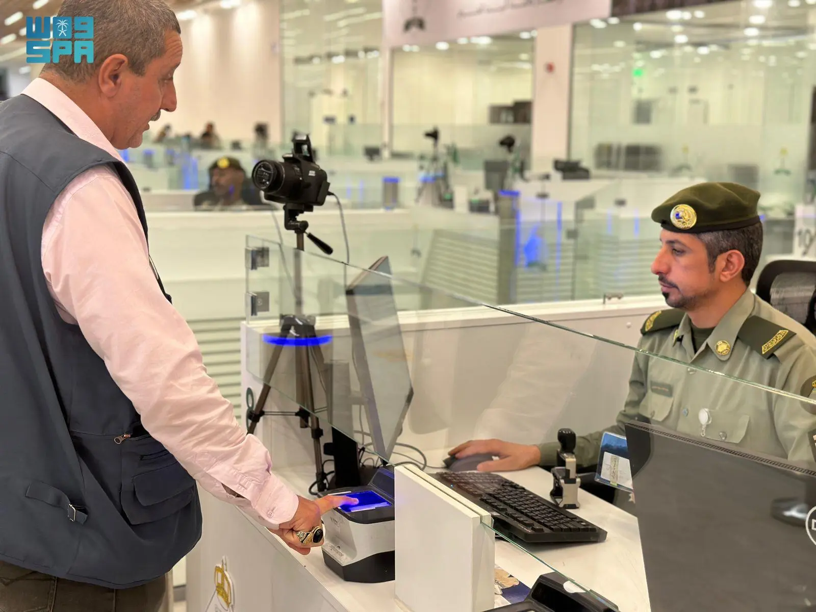 الجوازات السعودية تواصل تسهيل مغادرة حجاج إيران عبر منفذ جديدة عرعر