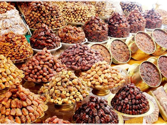 الحرارة المعتدلة في الصيف تنعش أسواق التمور وتزيد إقبال موسم الرطب